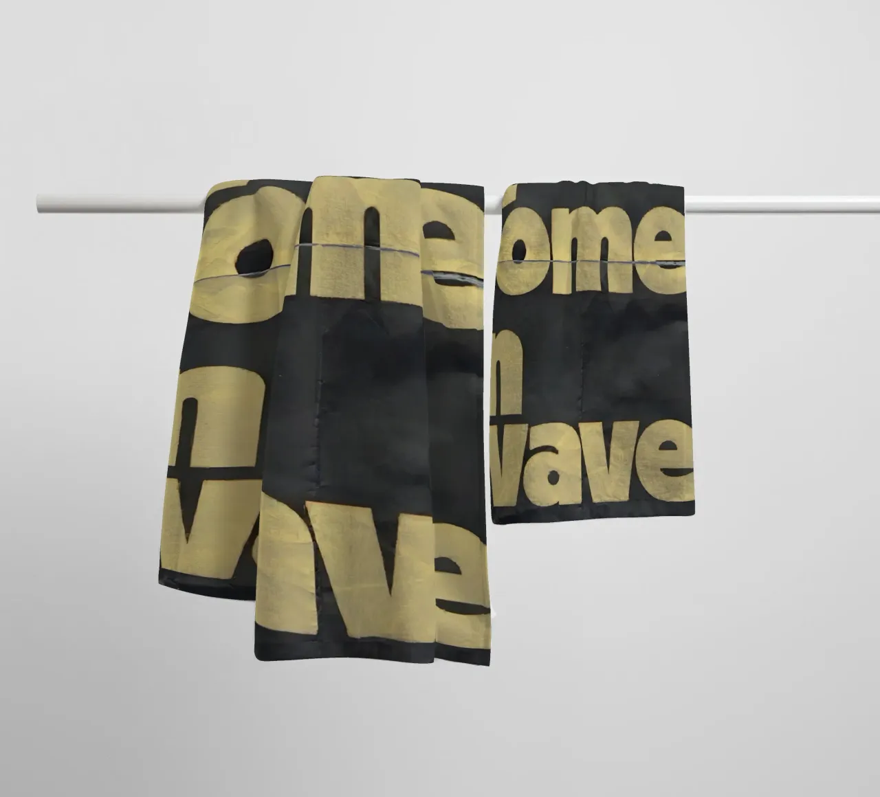 it comes in waves asciugamano da bagno da Type & Tape