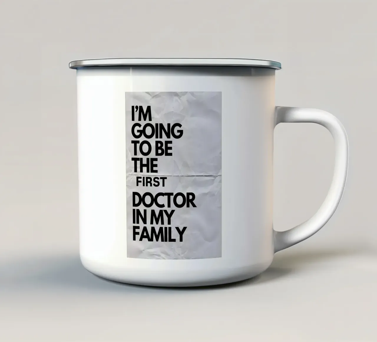 I'M GOING TO BE THE FIRST DOCTOR IN MY FAMILY tazza in smalto da Type & Tape