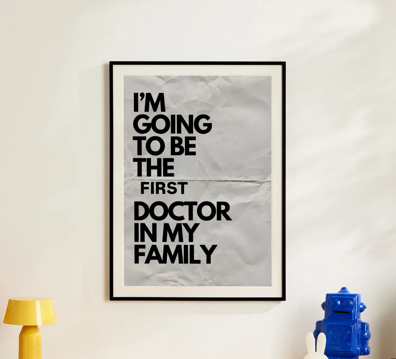 I'M GOING TO BE THE FIRST DOCTOR IN MY FAMILY poster con telaio in legno da Type & Tape
