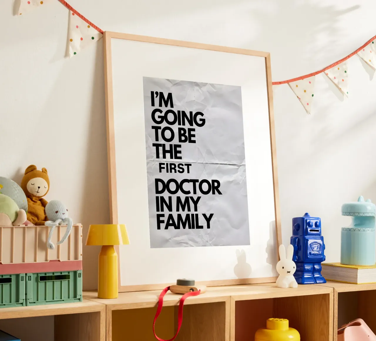 I'M GOING TO BE THE FIRST DOCTOR IN MY FAMILY poster con telaio in legno da Type & Tape