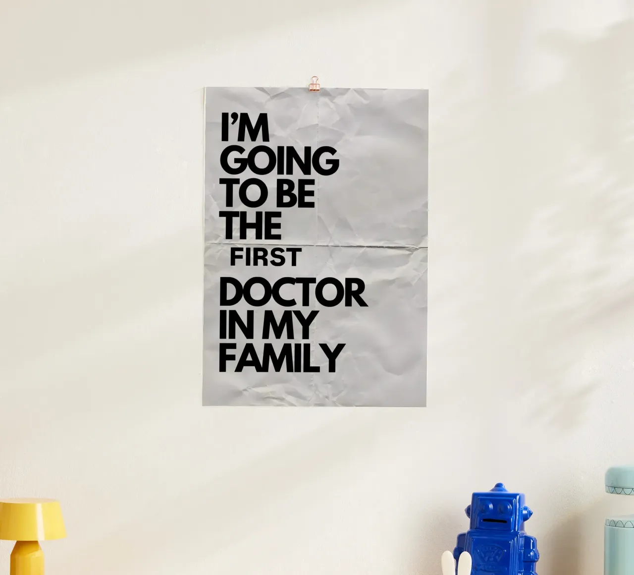 I'M GOING TO BE THE FIRST DOCTOR IN MY FAMILY poster con telaio in legno da Type & Tape