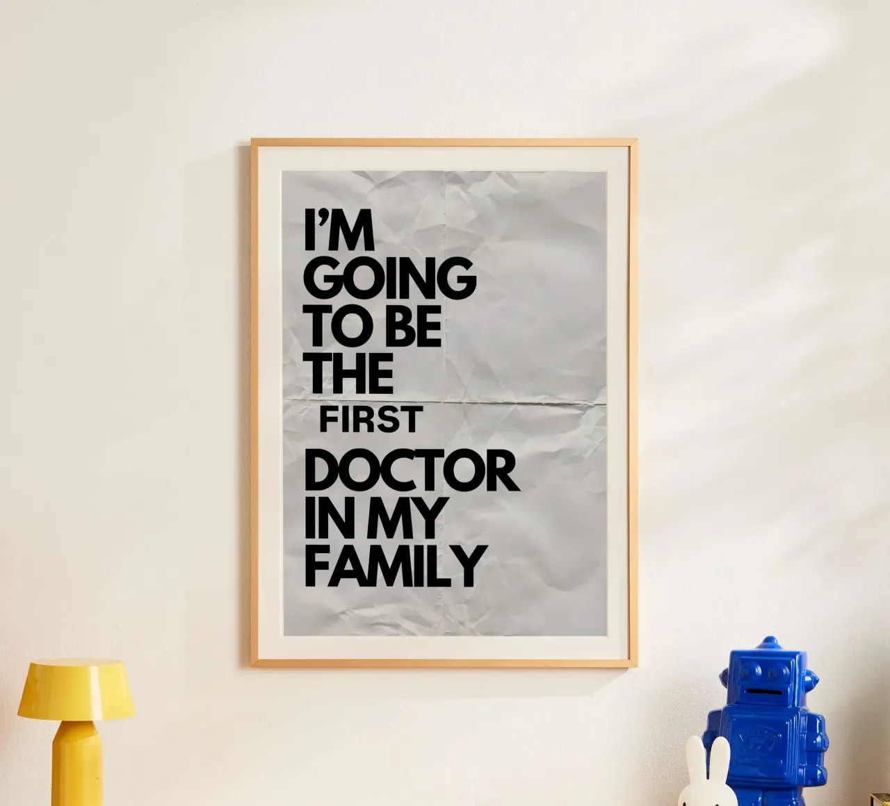 I'M GOING TO BE THE FIRST DOCTOR IN MY FAMILY poster con telaio in legno da Type & Tape