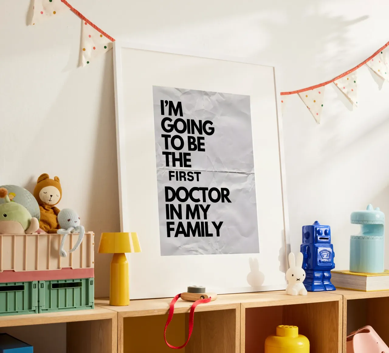 I'M GOING TO BE THE FIRST DOCTOR IN MY FAMILY poster con telaio in legno da Type & Tape