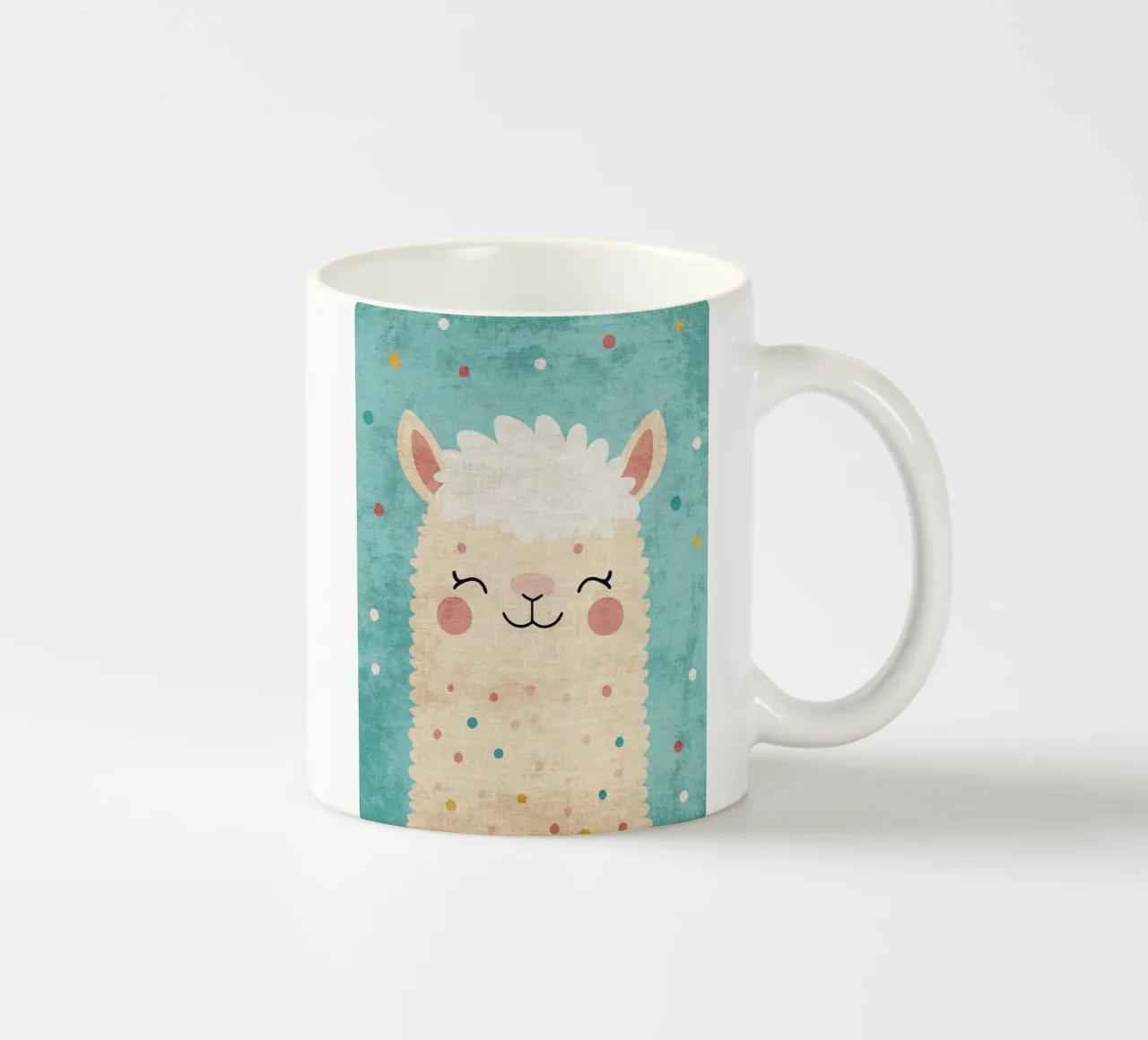 lama sorridente faccia di lama occhi chiusi pelliccia soffice tazza in ceramica da Courtney Ohling