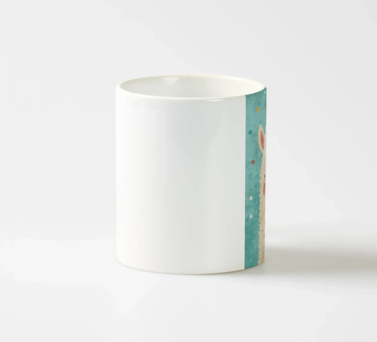 lama sorridente faccia di lama occhi chiusi pelliccia soffice tazza in ceramica da Courtney Ohling