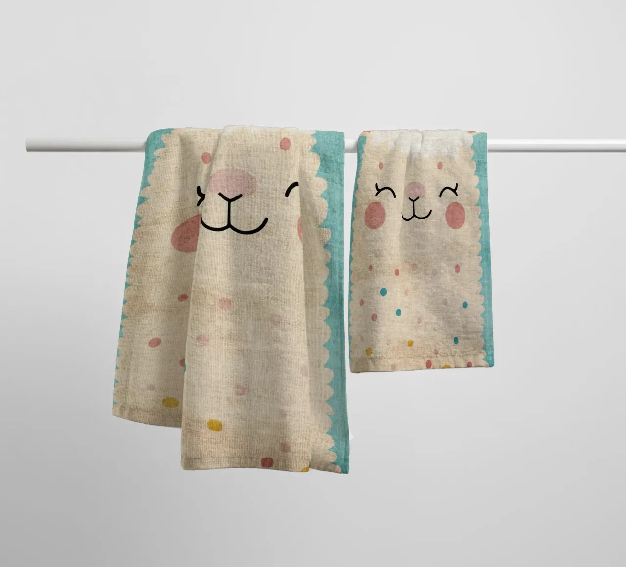 lama sorridente faccia di lama occhi chiusi pelliccia soffice asciugamano da bagno da Courtney Ohling