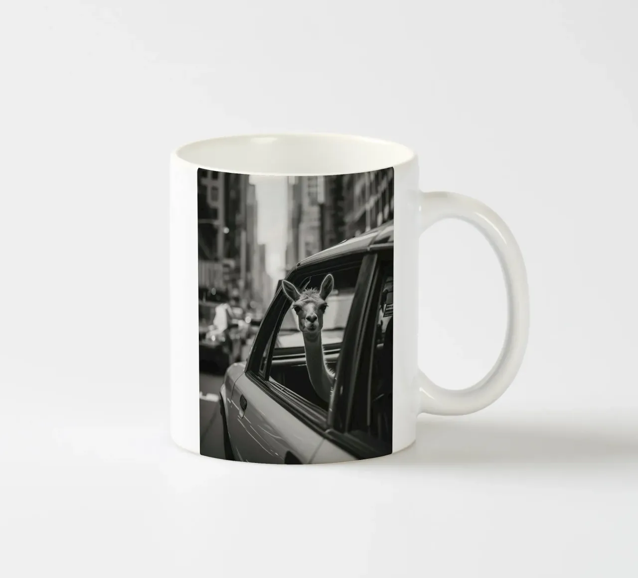Traveling llama in New York tazza in ceramica da Leonard Barreiro