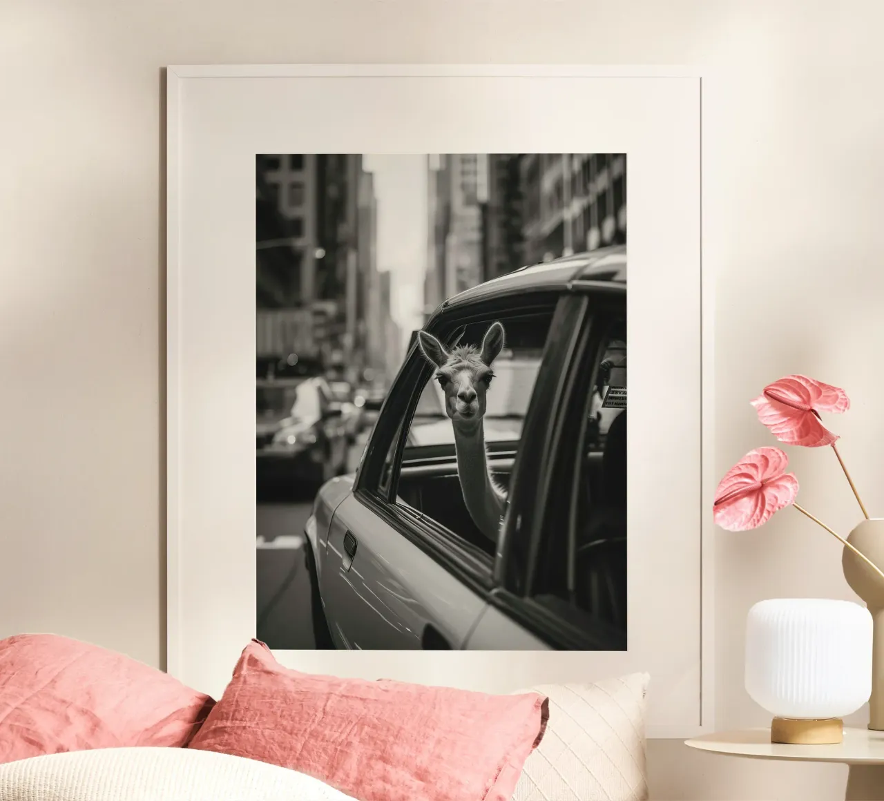 Traveling llama in New York poster con telaio in legno da Leonard Barreiro