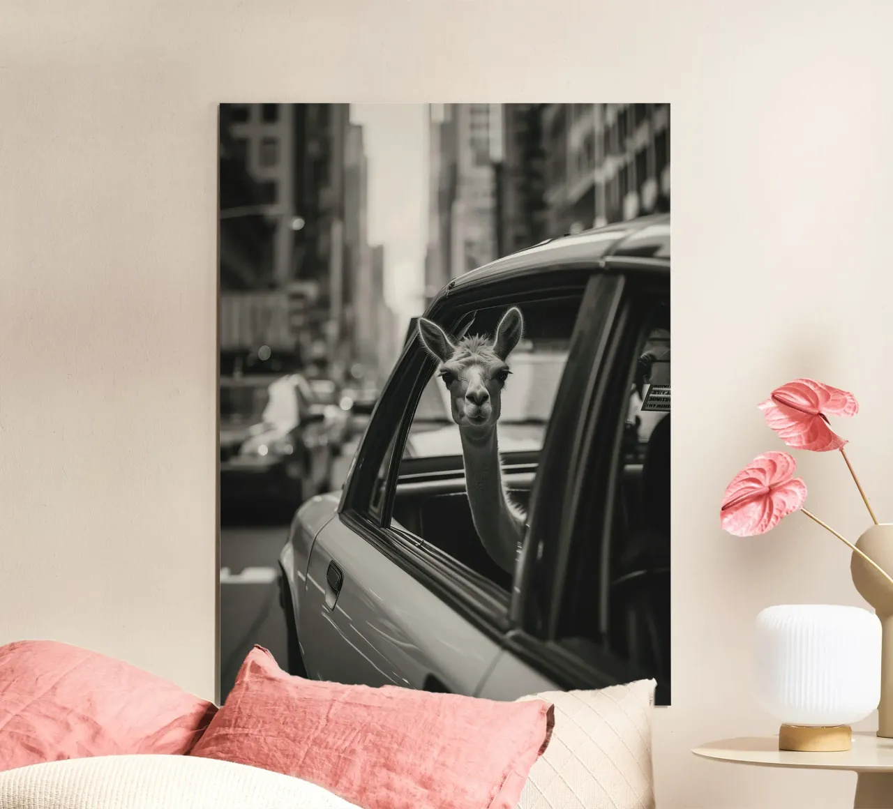 Traveling llama in New York poster con telaio in legno da Leonard Barreiro