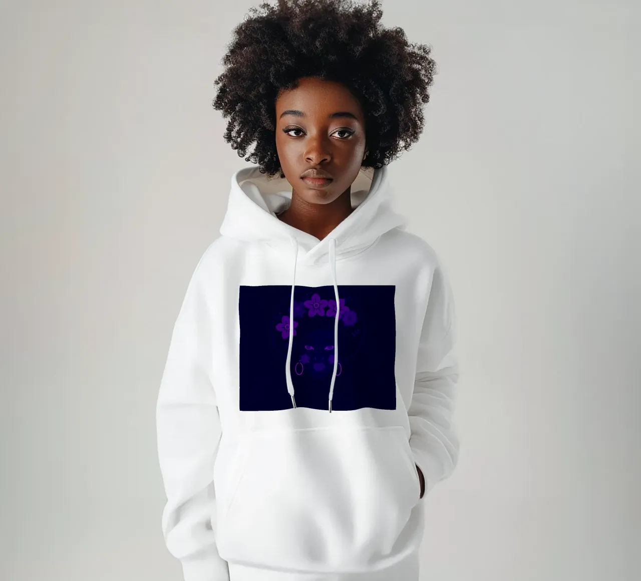 Ritratto di donna con afro e fiori felpa con cappuccio da DesignDoodle