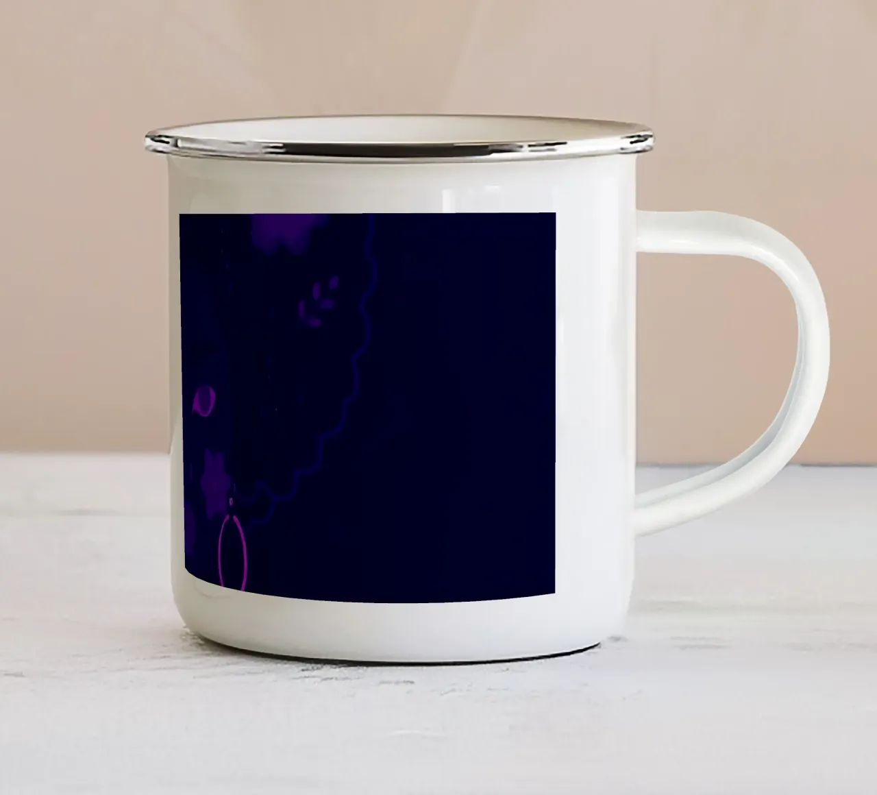 Ritratto di donna con afro e fiori tazza in smalto da DesignDoodle