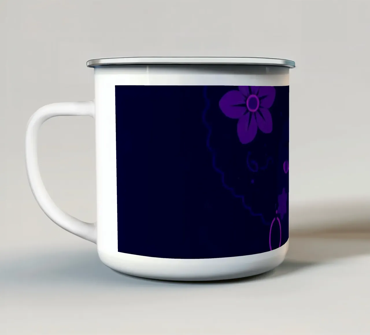 Ritratto di donna con afro e fiori tazza in smalto da DesignDoodle