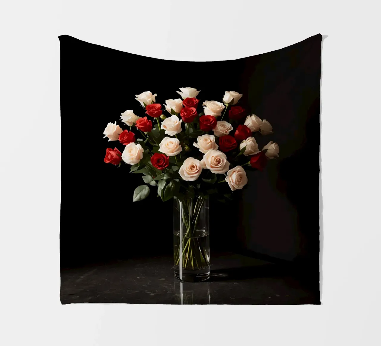 Rose in vaso rosso rosa in vetro trasparente coperta in pile da DesignDoodle