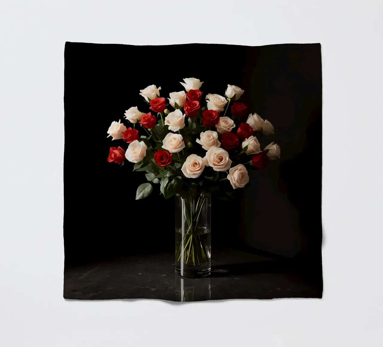 Rose in vaso rosso rosa in vetro trasparente coperta in pile da DesignDoodle