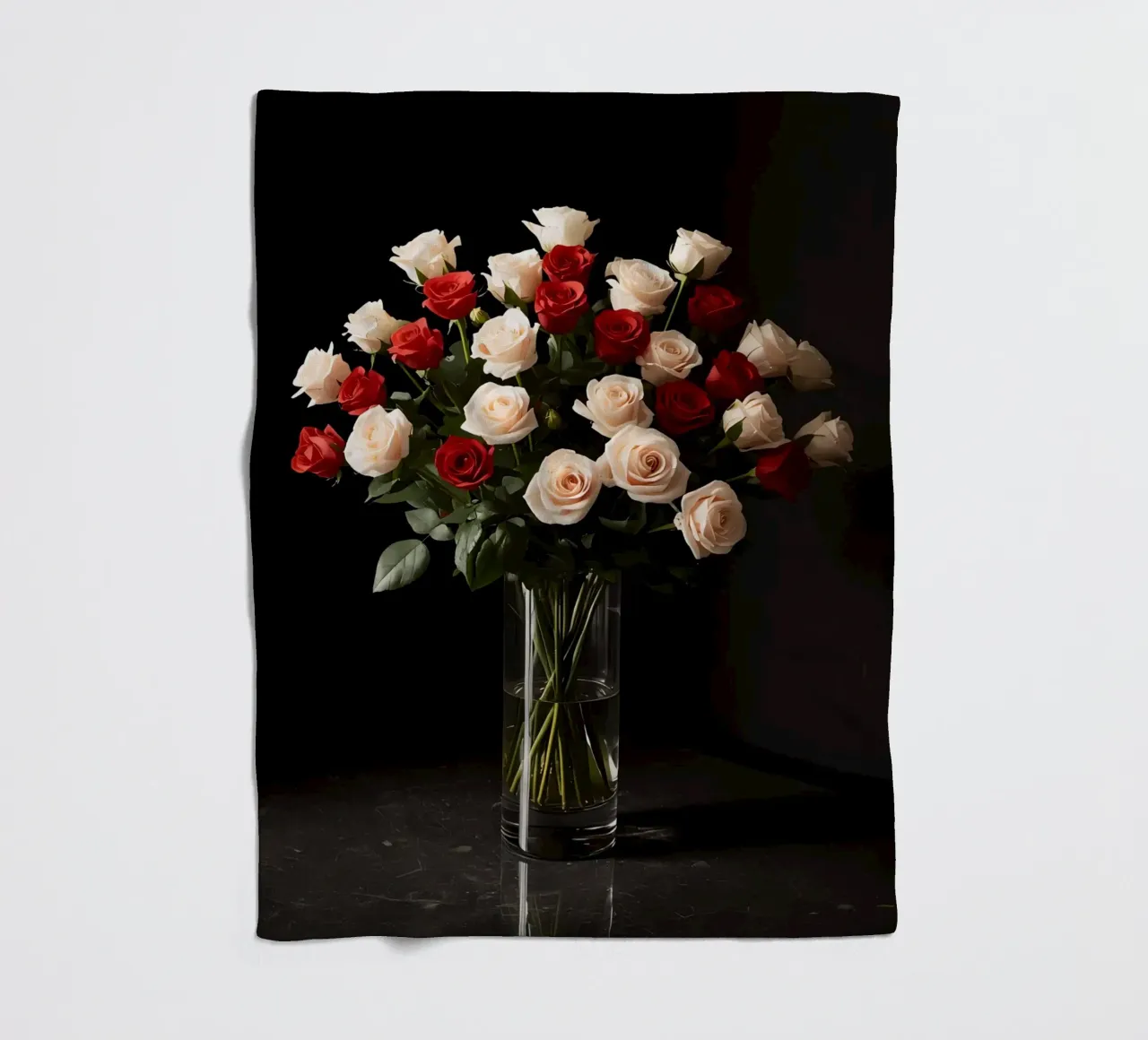 Rose in vaso rosso rosa in vetro trasparente coperta in pile da DesignDoodle
