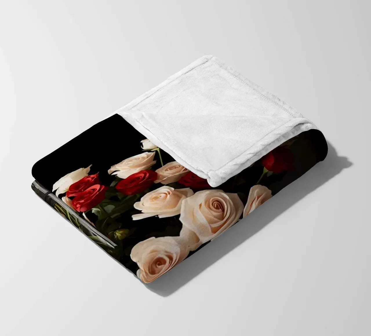 Rose in vaso rosso rosa in vetro trasparente coperta in pile da DesignDoodle