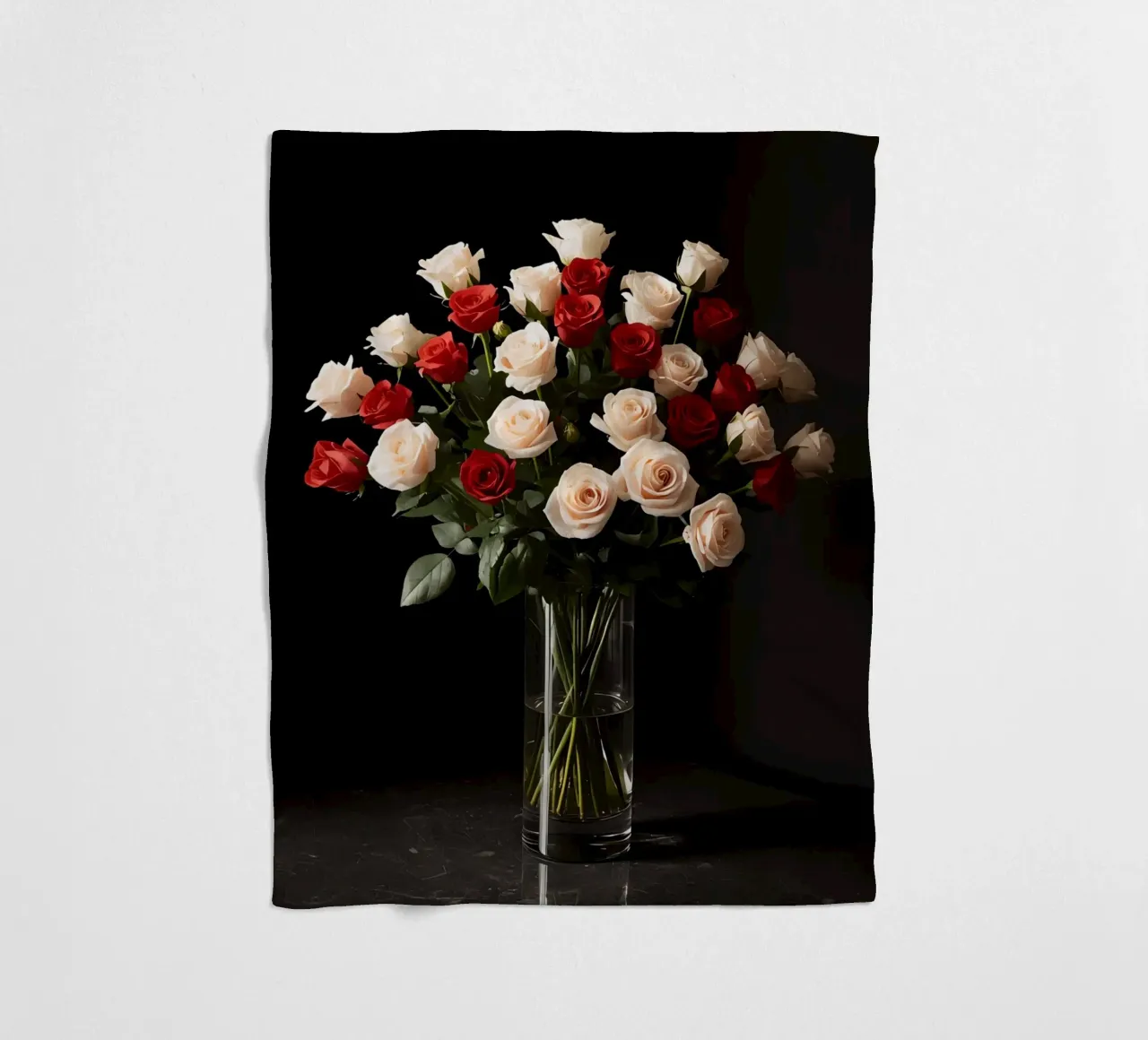 Rose in vaso rosso rosa in vetro trasparente coperta in pile da DesignDoodle