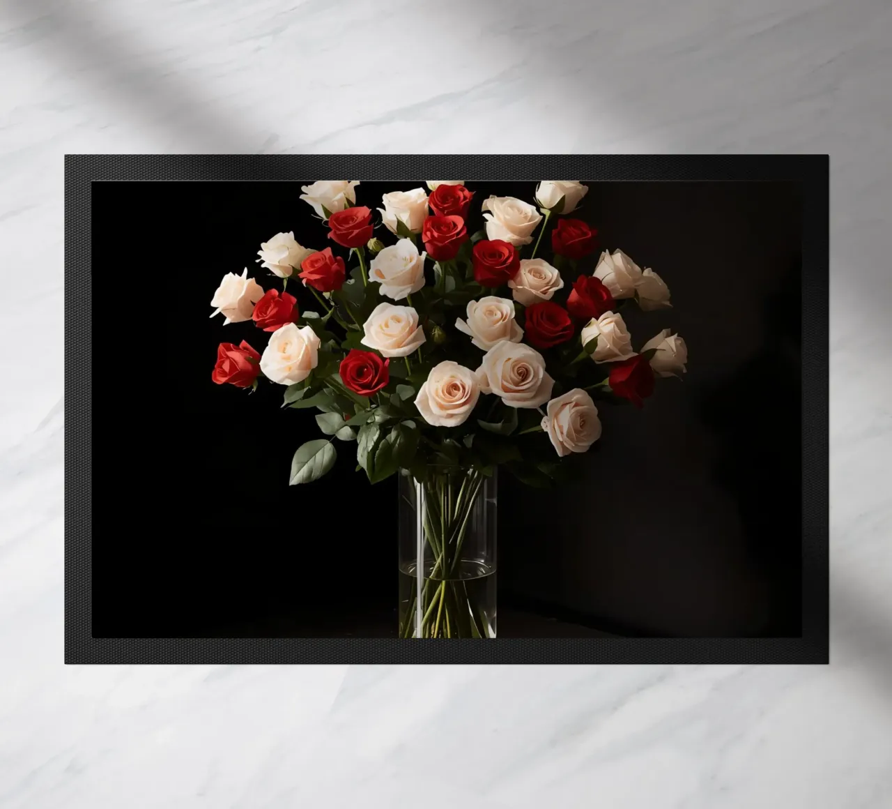 Rose in vaso rosso rosa in vetro trasparente zerbino da DesignDoodle