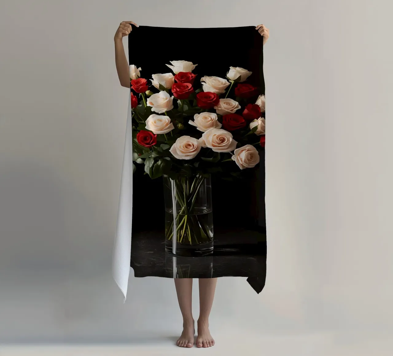 Rose in vaso rosso rosa in vetro trasparente telo mare da DesignDoodle