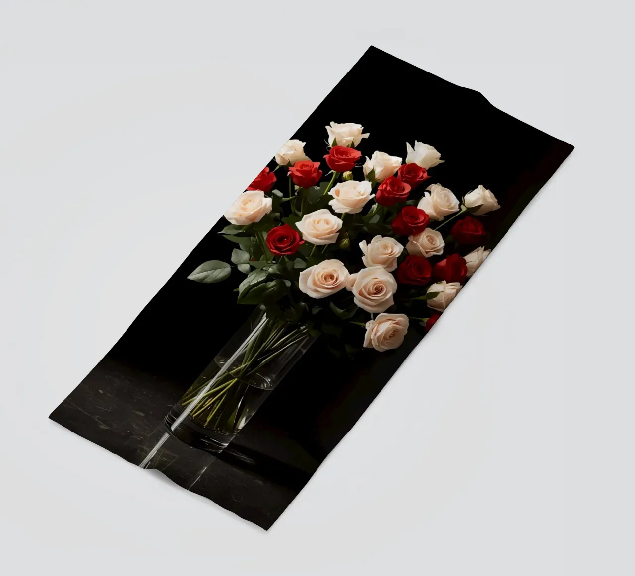 Rose in vaso rosso rosa in vetro trasparente telo mare da DesignDoodle