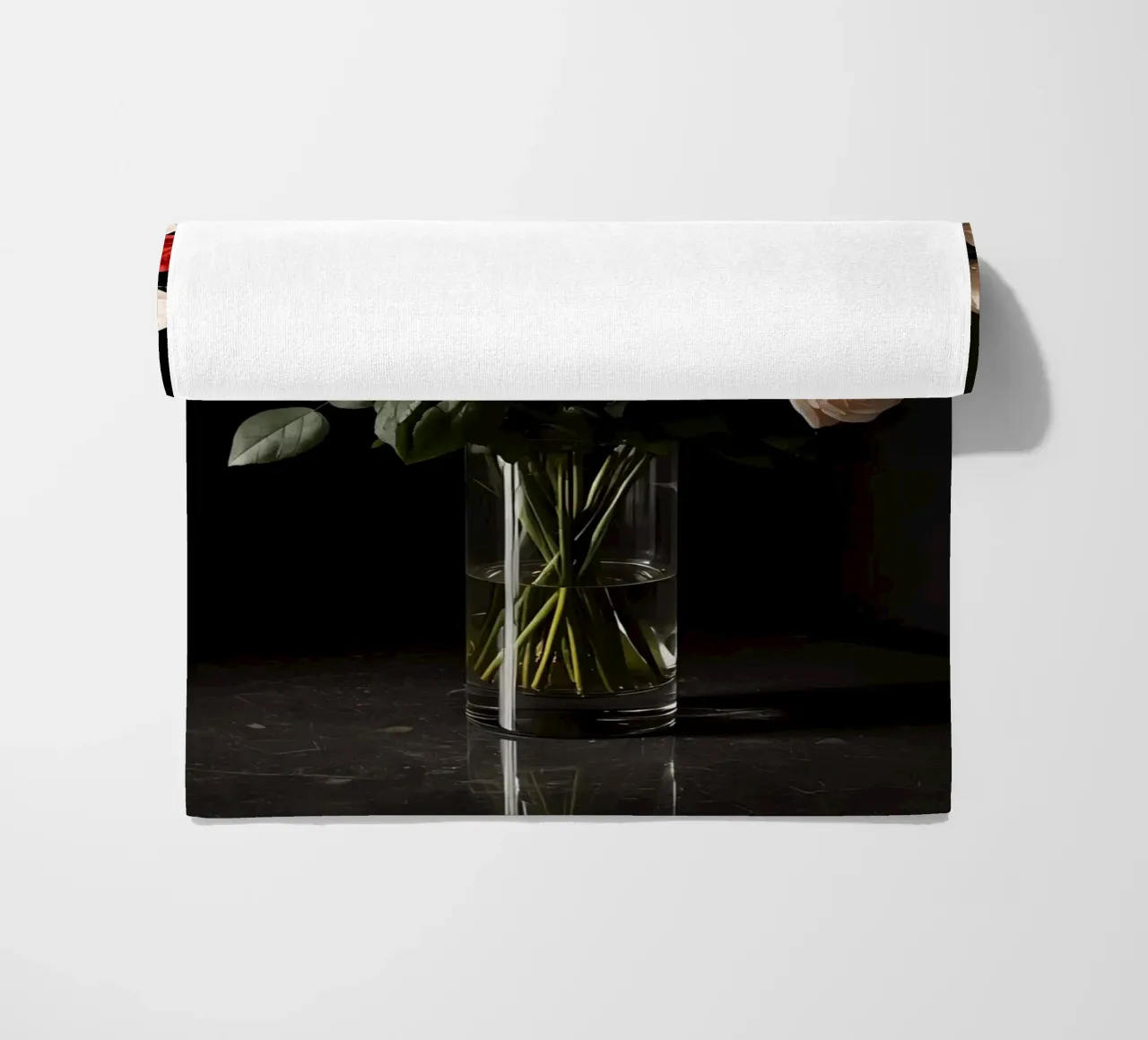 Rose in vaso rosso rosa in vetro trasparente telo mare da DesignDoodle