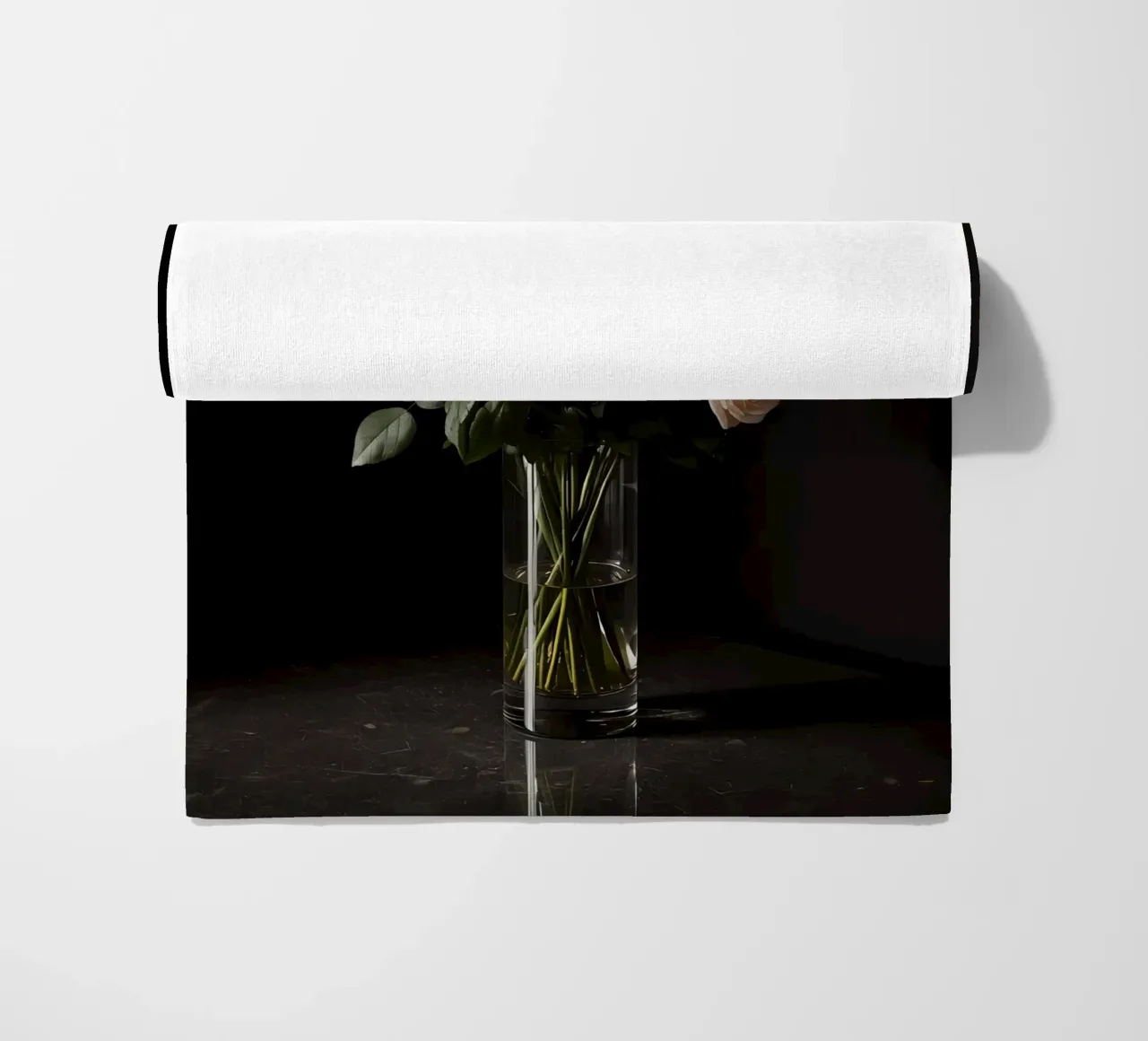 Rose in vaso rosso rosa in vetro trasparente telo mare da DesignDoodle