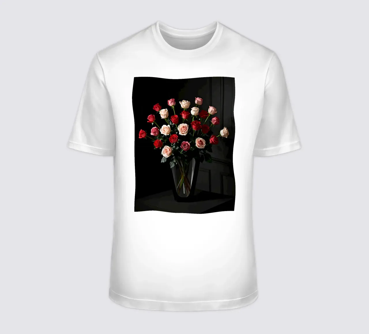 Bouquet de roses dans un vase sur une table t-shirt de DesignDoodle