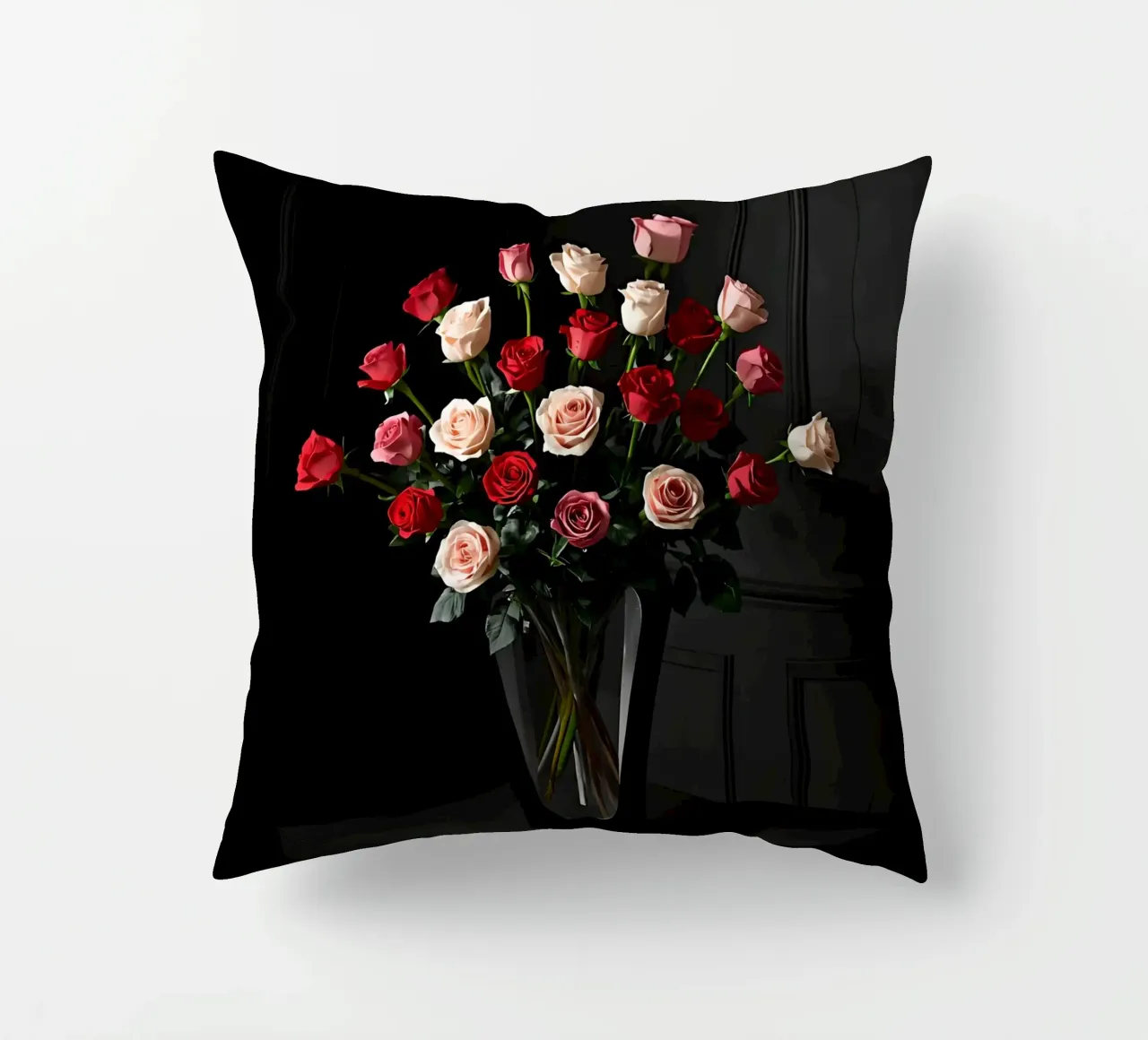 Bouquet de roses dans un vase sur une table coussin de DesignDoodle