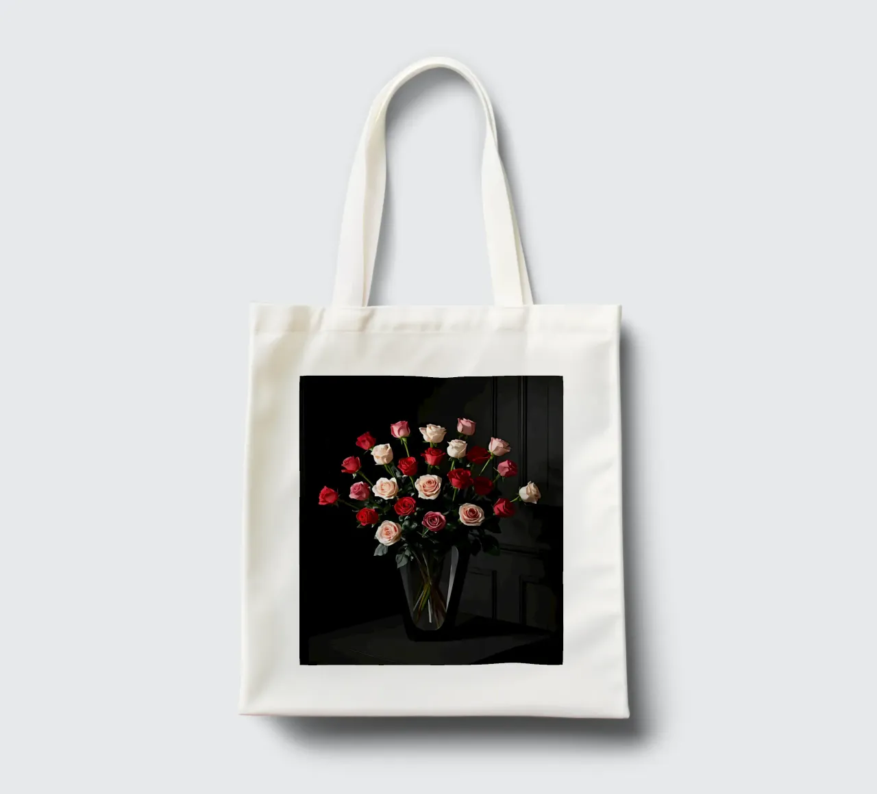 Bouquet de roses dans un vase sur une table tote bag de DesignDoodle