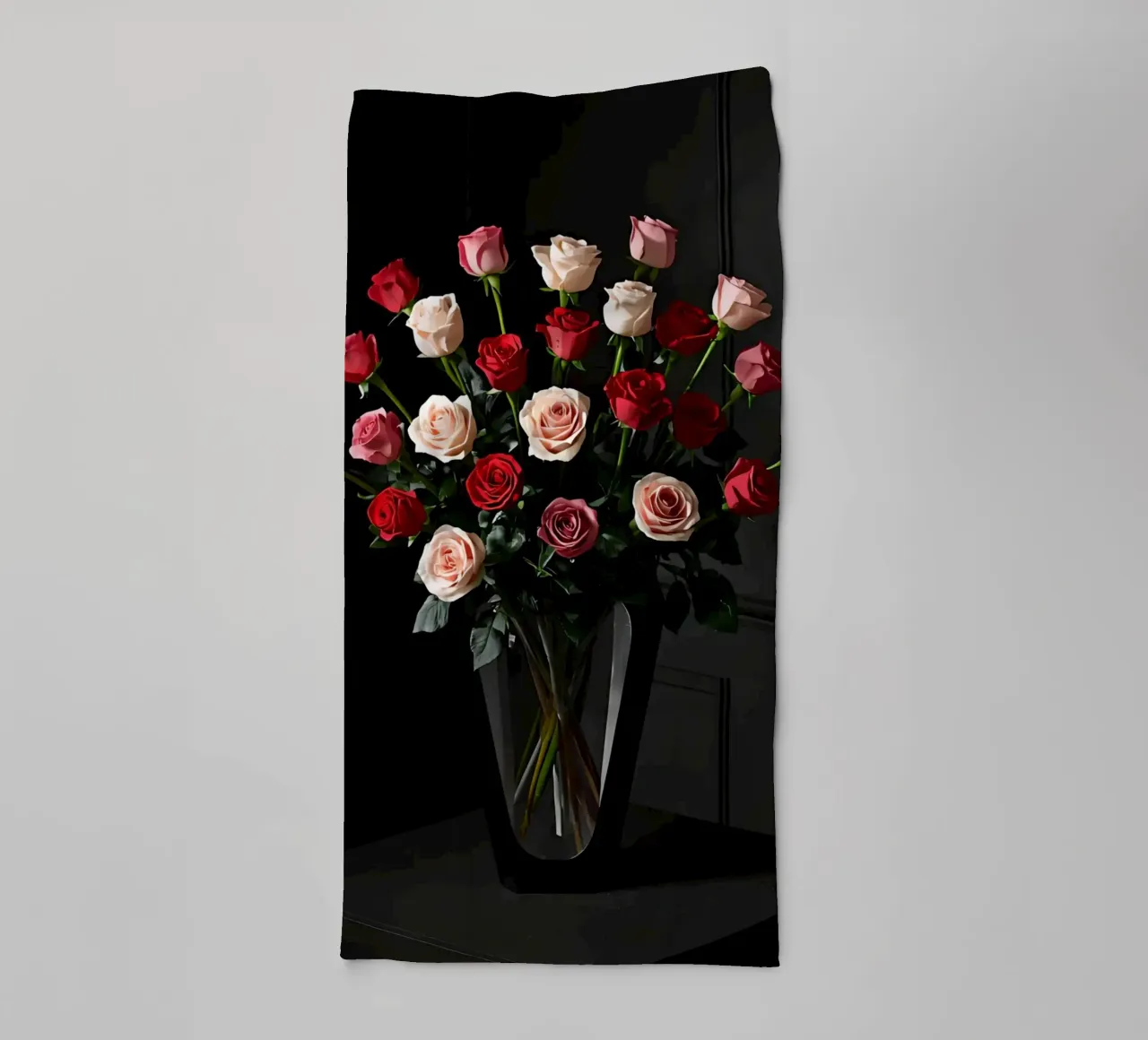 Bouquet de roses dans un vase sur une table serviette de bain de DesignDoodle