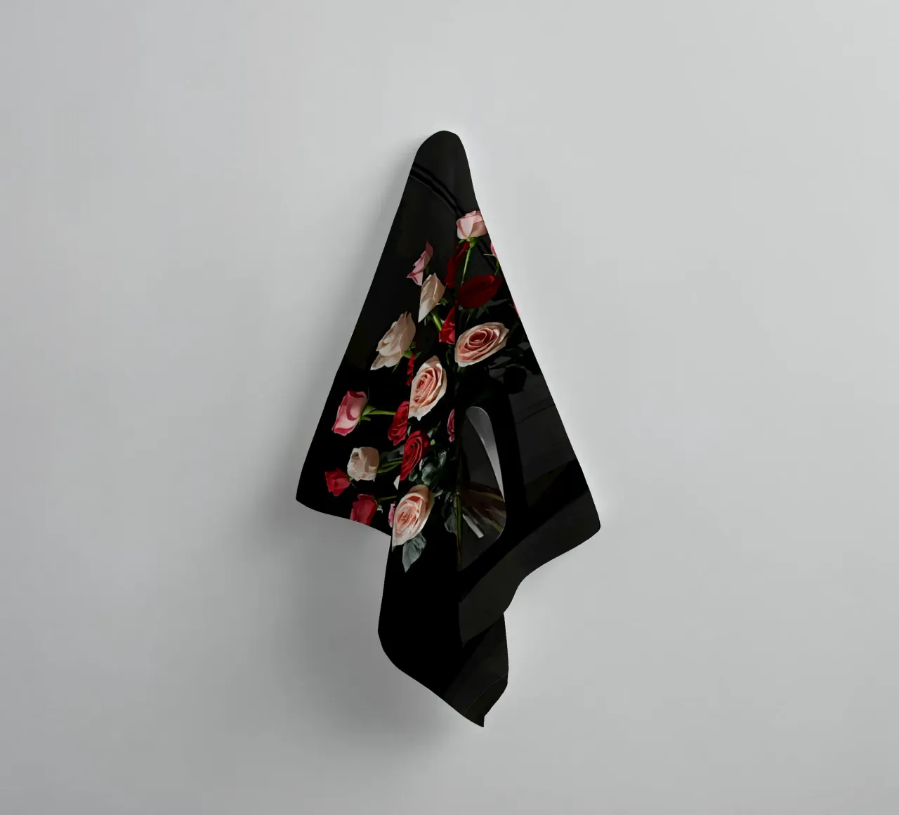 Bouquet de roses dans un vase sur une table serviette de bain de DesignDoodle