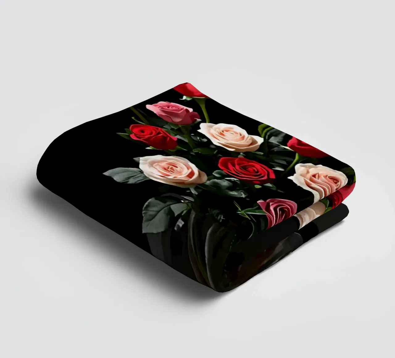 Bouquet de roses dans un vase sur une table serviette de bain de DesignDoodle