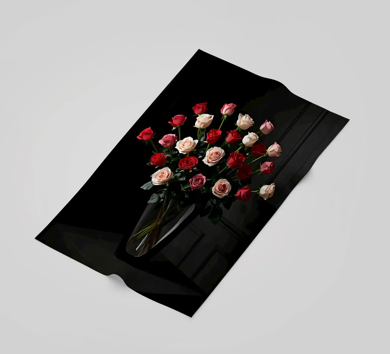 Bouquet de roses dans un vase sur une table serviette de plage de DesignDoodle