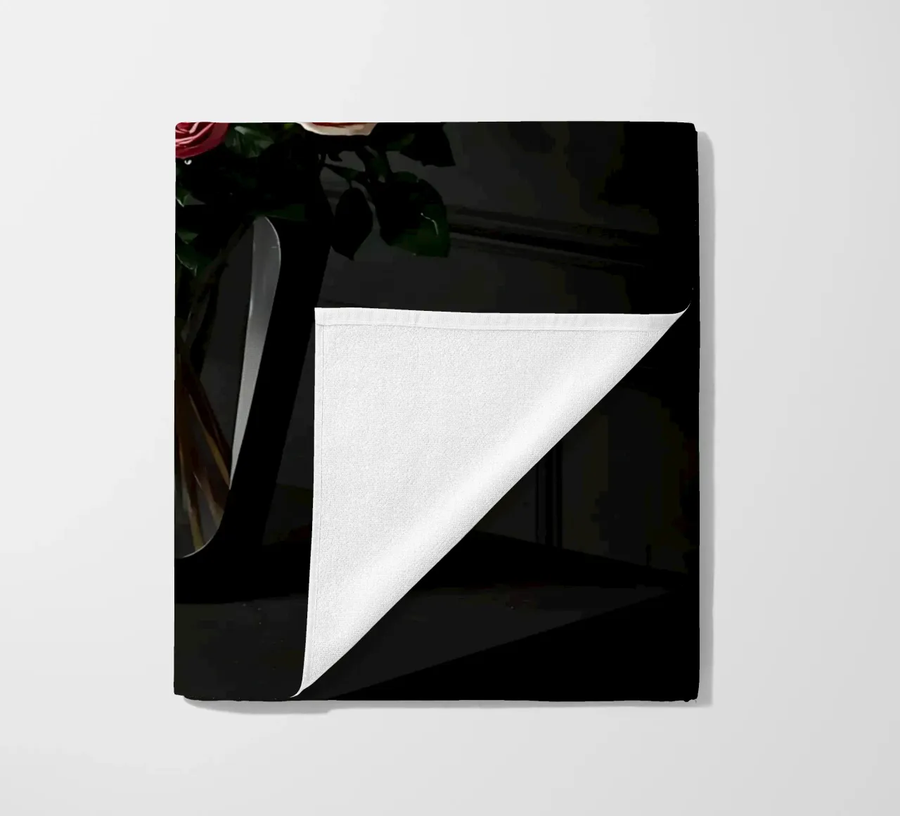 Bouquet de roses dans un vase sur une table serviette de plage de DesignDoodle