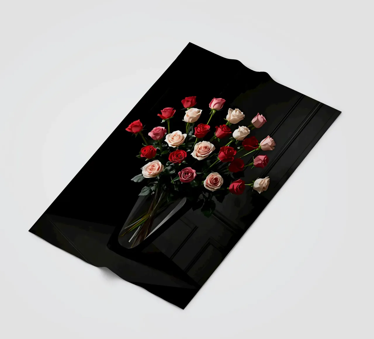 Bouquet de roses dans un vase sur une table plaid polaire de DesignDoodle