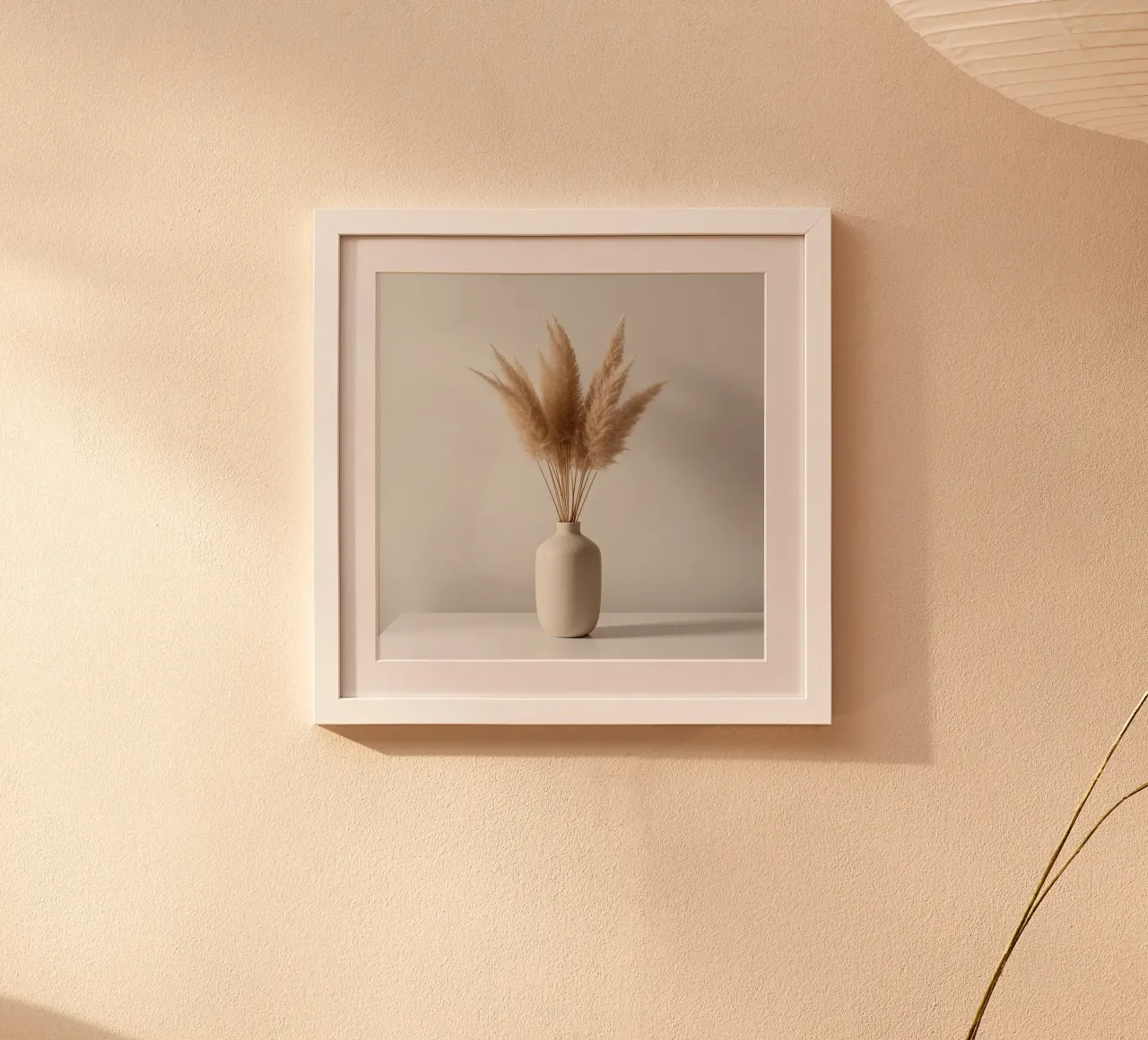 Erba di pampa in vaso beige su tavolo bianco poster con telaio in alluminio da DesignDoodle