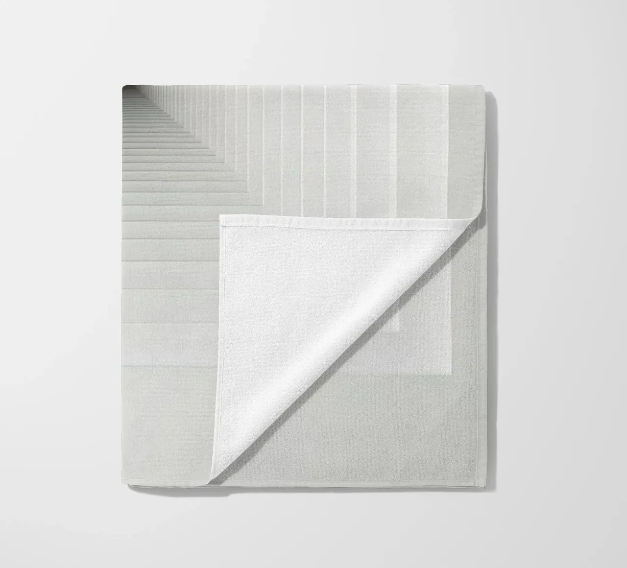 Cadres carrés blancs imbriqués créant une illusion de tunnel serviette de plage de DesignDoodle