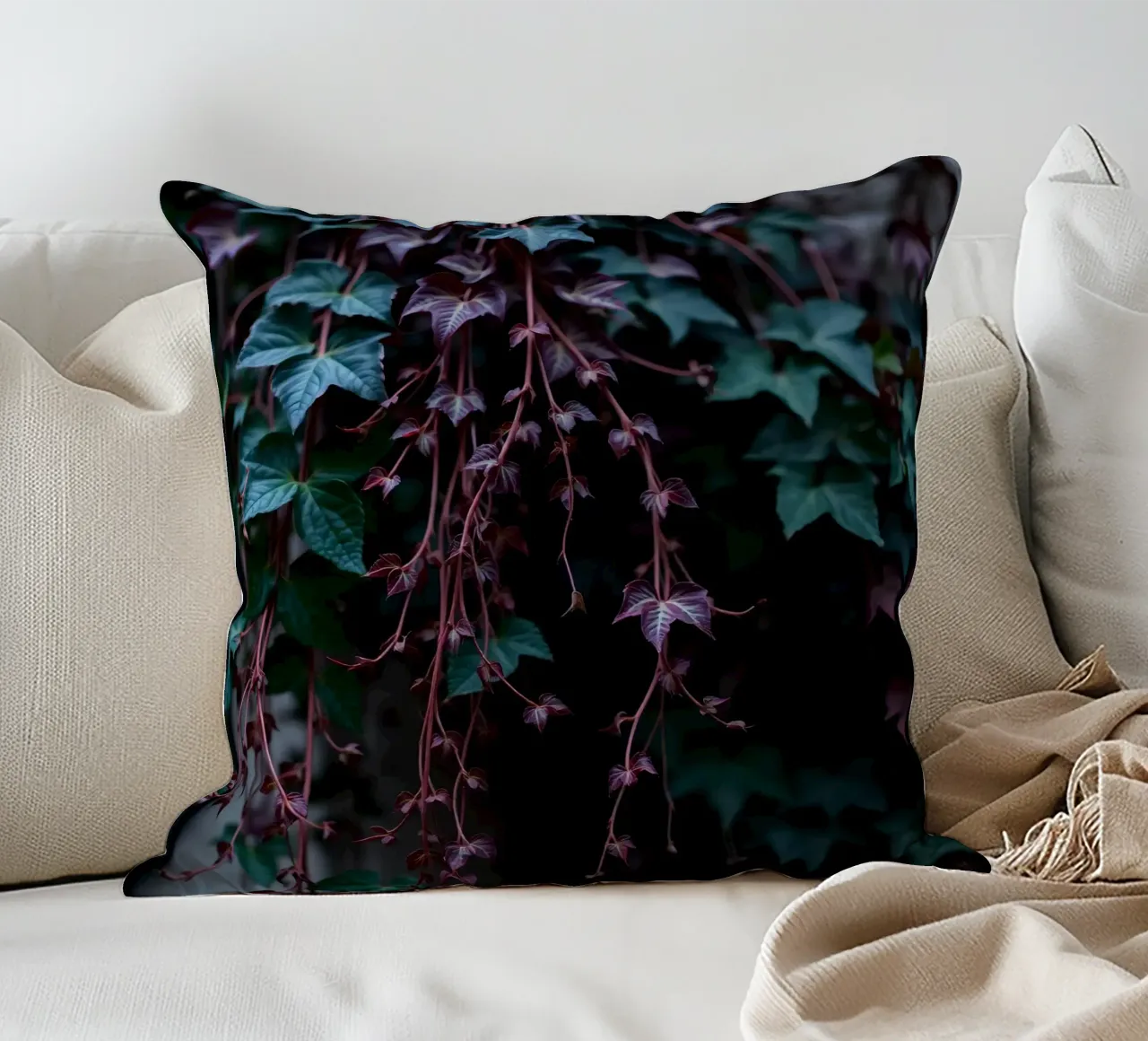 Pianta di edera con foglie verdi e viola cuscino da DesignDoodle