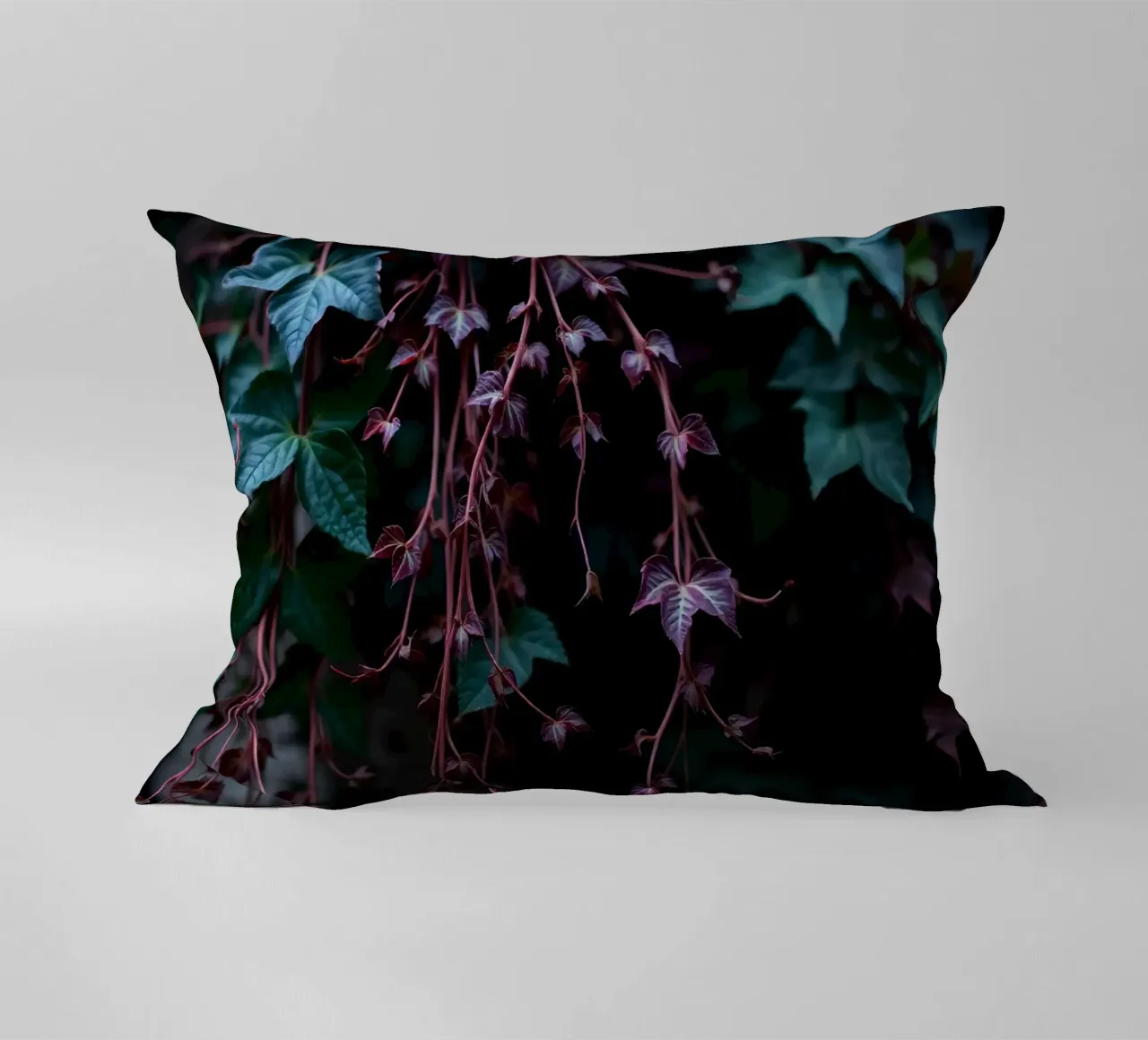 Pianta di edera con foglie verdi e viola cuscino da DesignDoodle