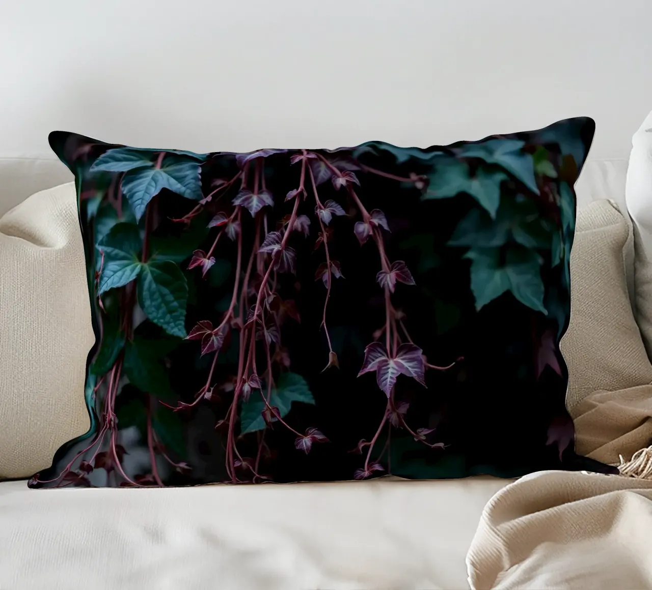 Pianta di edera con foglie verdi e viola cuscino da DesignDoodle