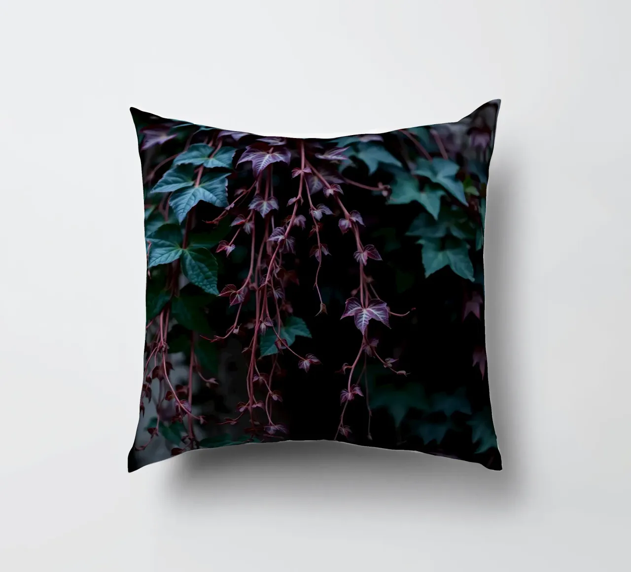 Pianta di edera con foglie verdi e viola cuscino da DesignDoodle