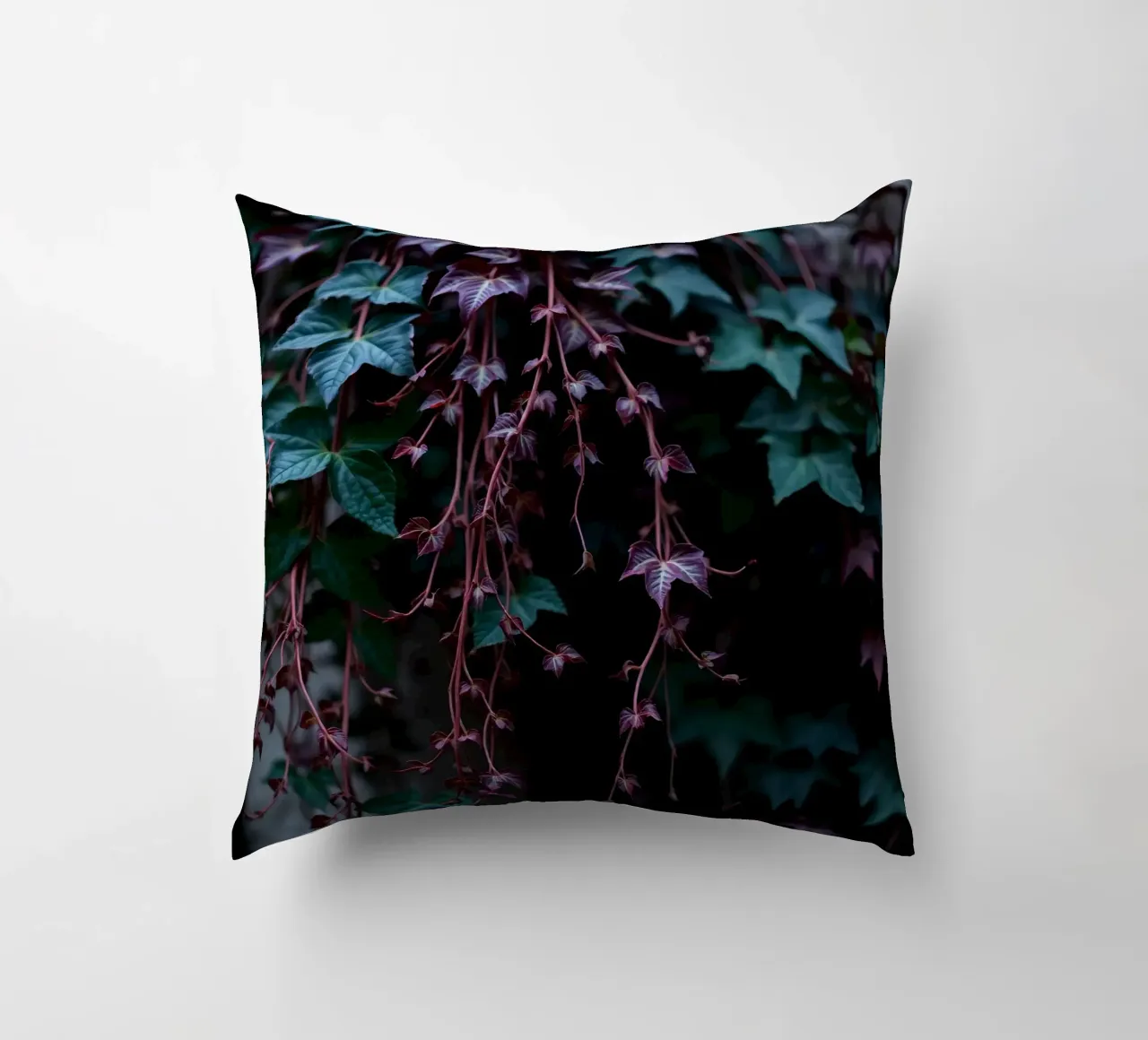Pianta di edera con foglie verdi e viola cuscino da DesignDoodle