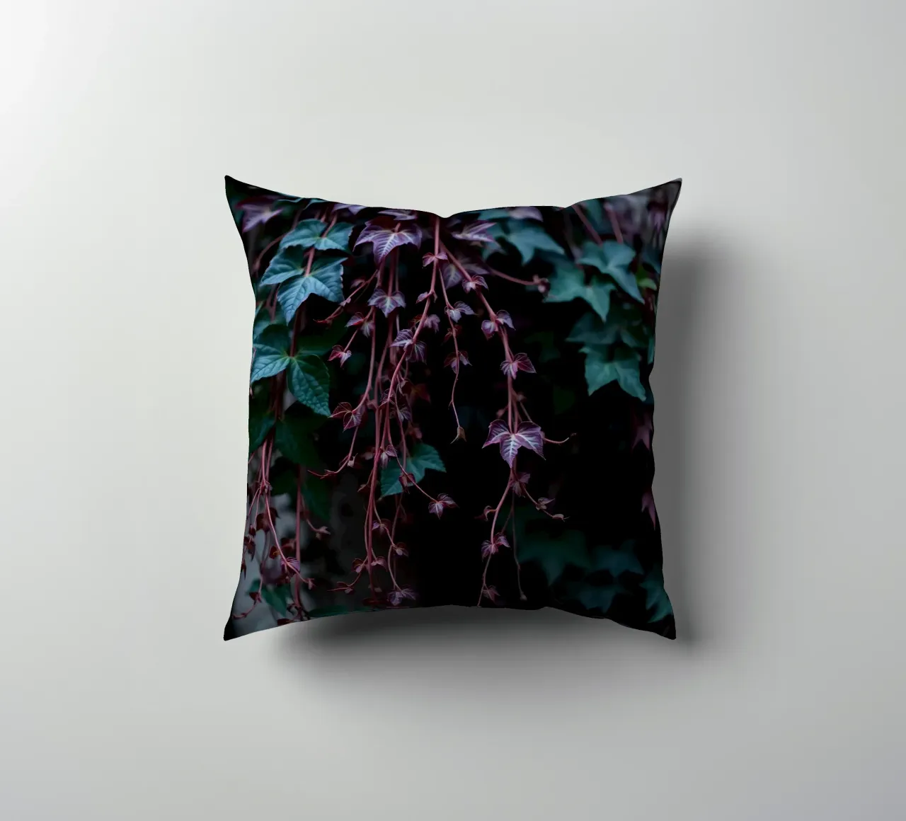 Pianta di edera con foglie verdi e viola cuscino da DesignDoodle