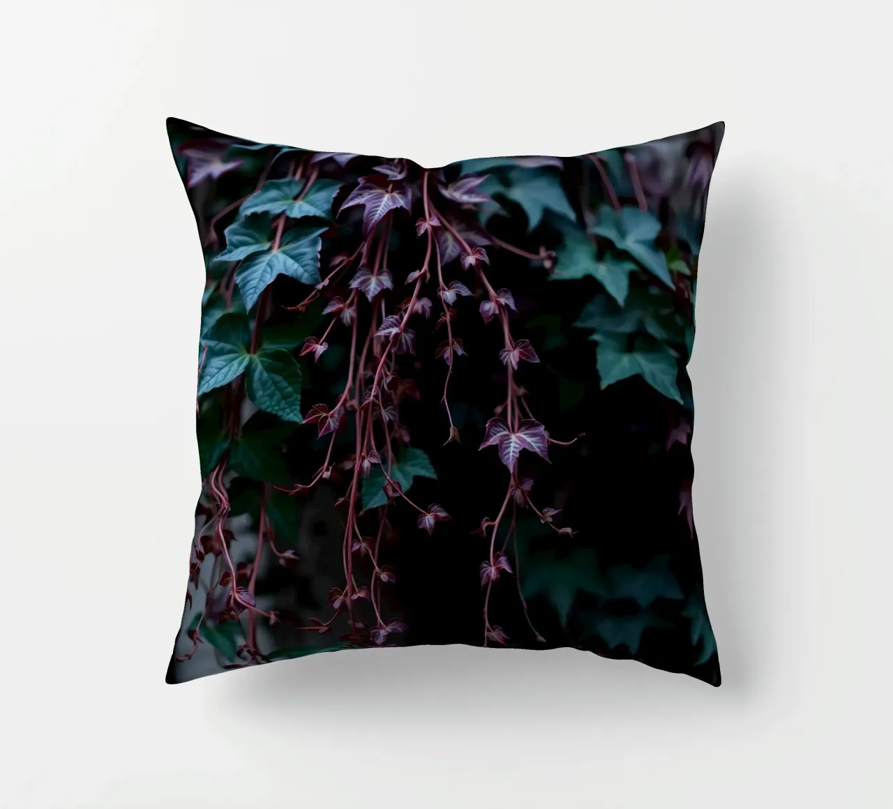 Pianta di edera con foglie verdi e viola cuscino da DesignDoodle