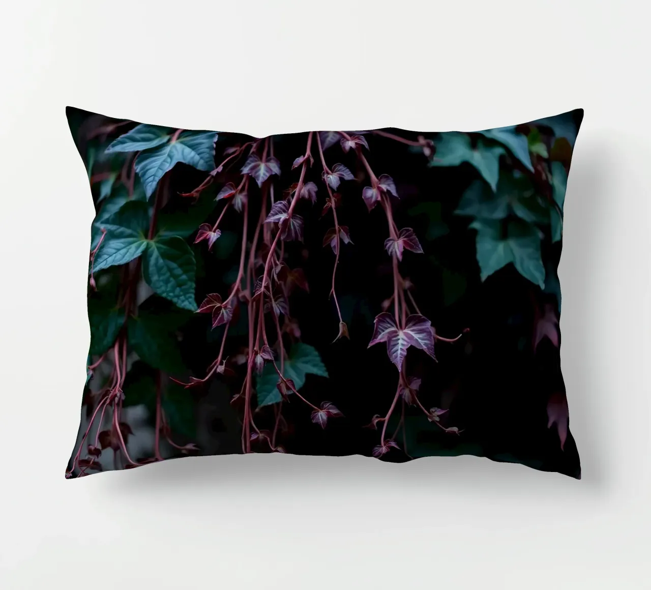 Pianta di edera con foglie verdi e viola cuscino da DesignDoodle