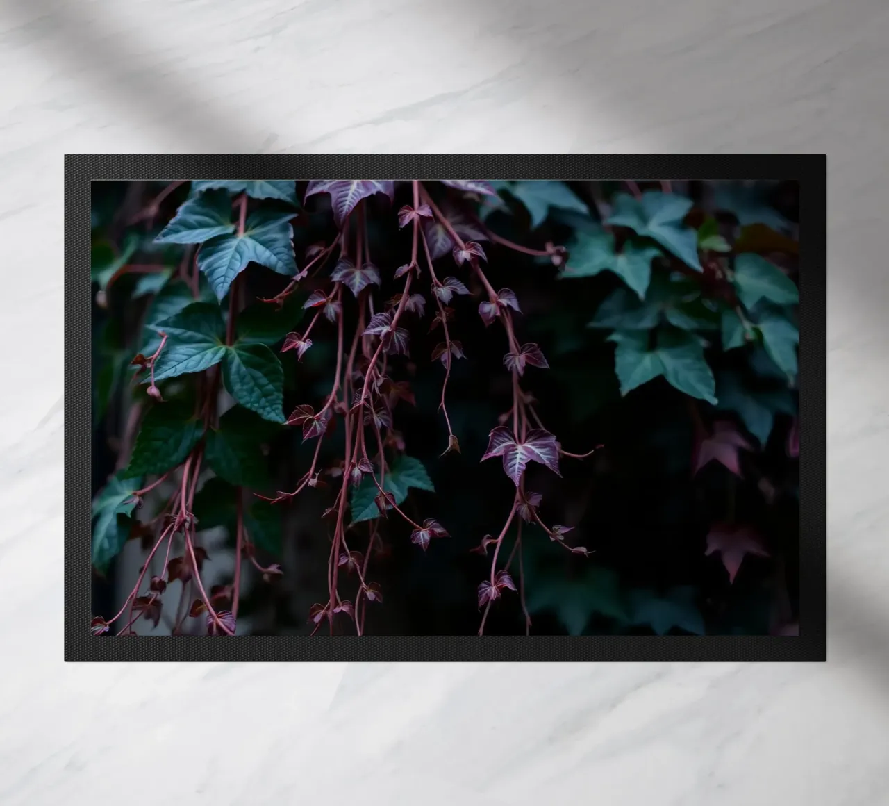 Pianta di edera con foglie verdi e viola zerbino da DesignDoodle