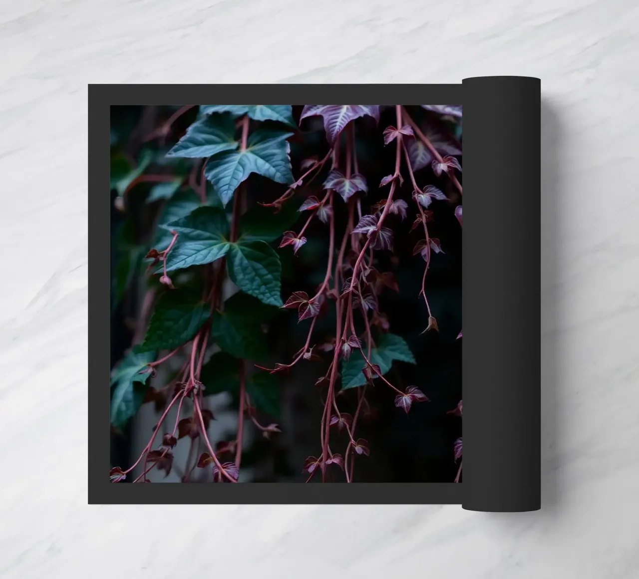 Pianta di edera con foglie verdi e viola zerbino da DesignDoodle
