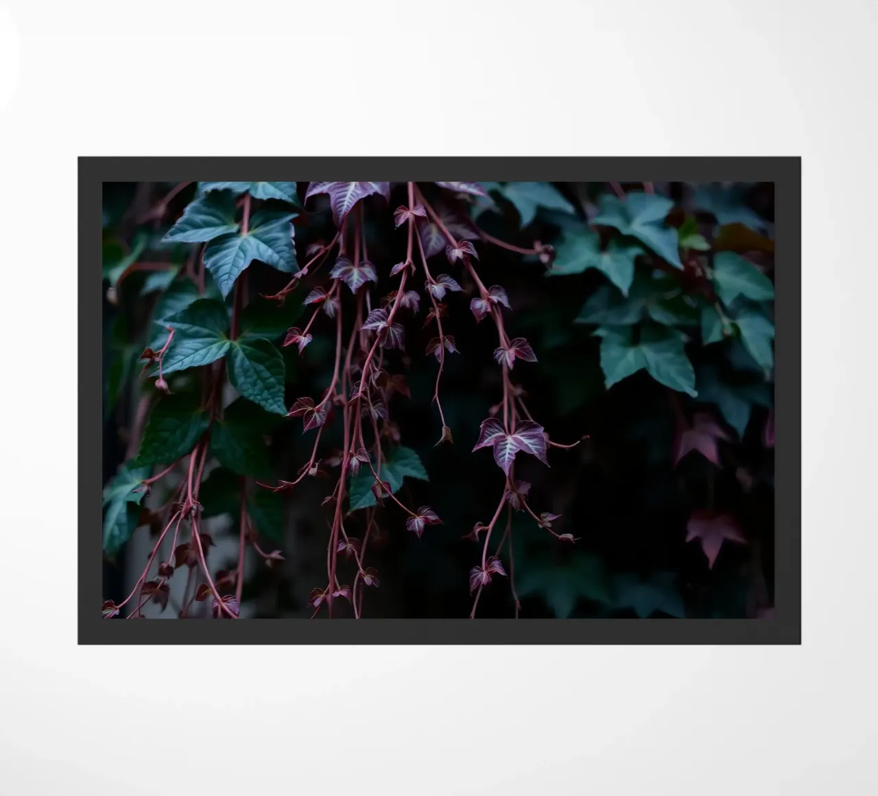 Pianta di edera con foglie verdi e viola zerbino da DesignDoodle