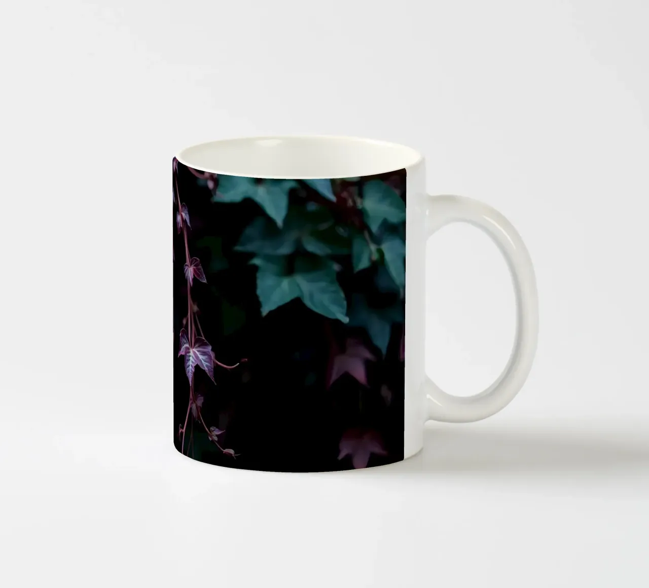 Pianta di edera con foglie verdi e viola tazza in ceramica da DesignDoodle