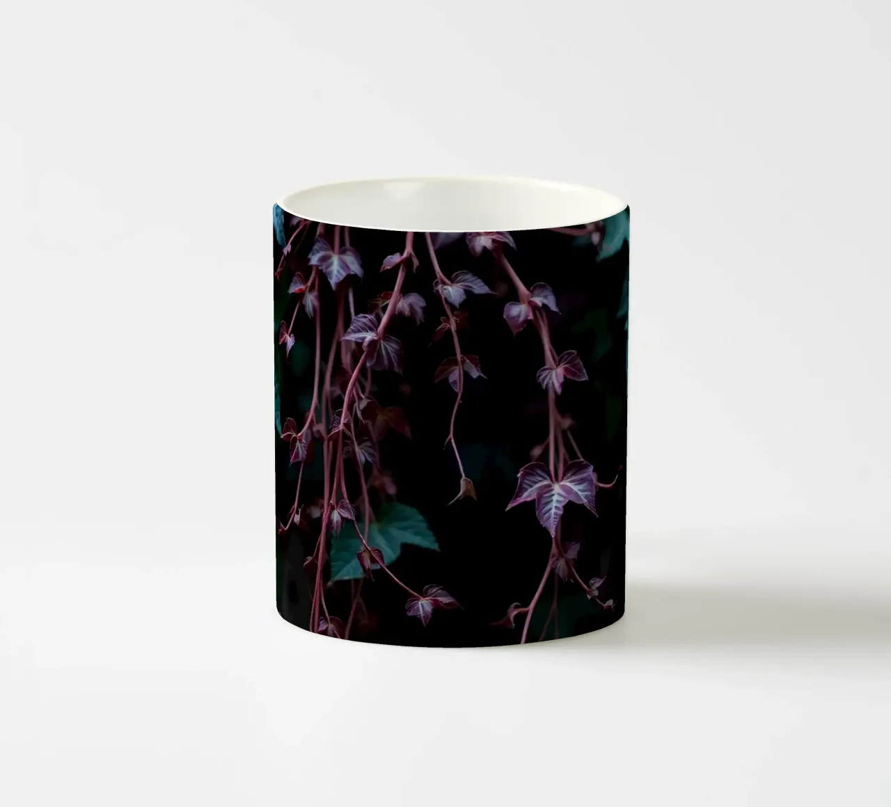 Pianta di edera con foglie verdi e viola tazza in ceramica da DesignDoodle